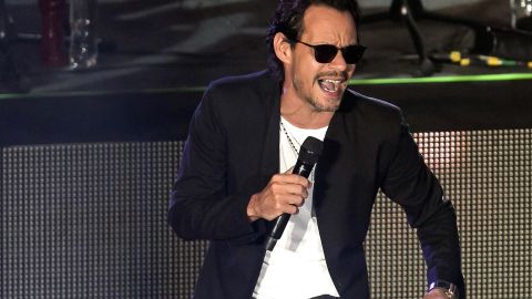 Marc Anthony actuando en un show.