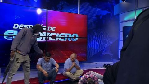 Videos de terror: sujetos armados tomaron canal de televisión en Guayaquil y secuestraron a todos