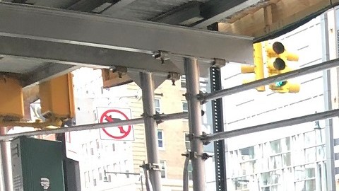 Migrantes esperando refugio en NYC en 2022/Archivo.