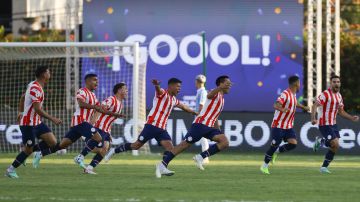 Jugadores de Paraguay celebran el gol con el que vencieron a Uruguay 4-3.