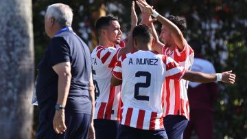 Jugadores de Paraguay celebran el gol que tiene líder a su selección en el Grupo B del Preolímpico.