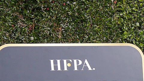 Taylor Swift posando en una alfombra roja.