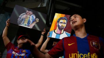 Aficionados salvadoreños esperaron la madrugada de este viernes la llegada del argentino Lionel Messi.