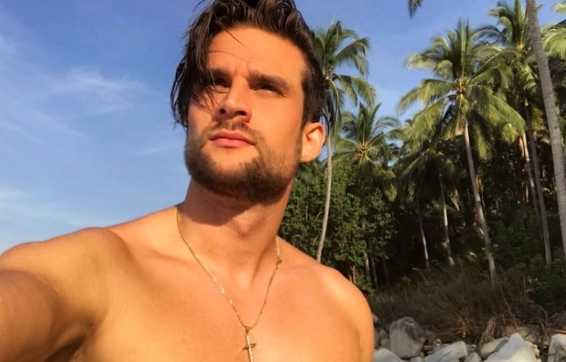 Clovis Nienow le regala una rosa de servilleta a Aleska Génesis, pero