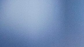 Premio del Grammy posando en una caja.