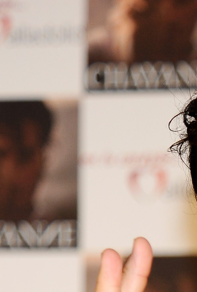 Chayanne posando en una alfombra roja. 