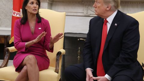 Haley dijo en un mitin que "el caos persigue" a Trump y que el país "no puede permitirse cuatro años más de caos".