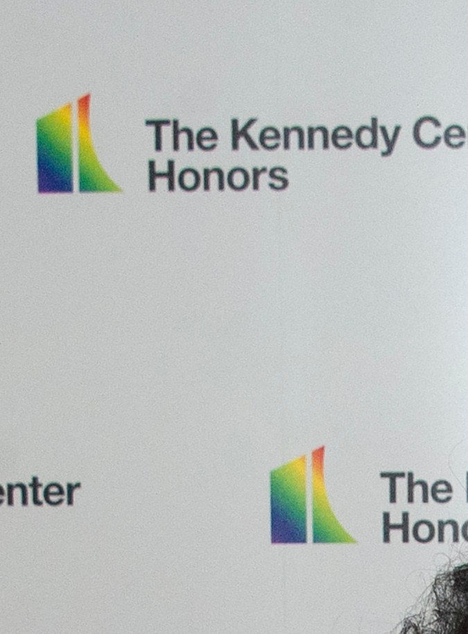 Cher posando en una alfombra roja.