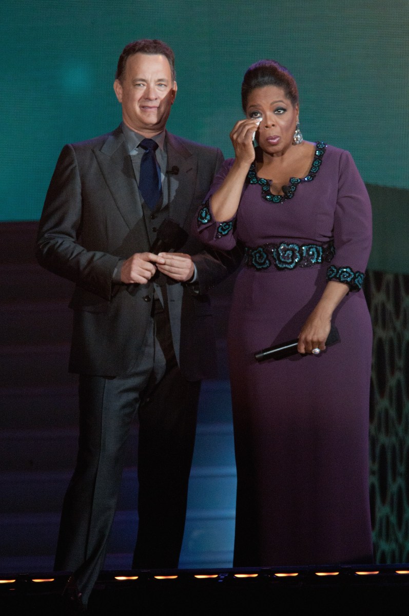 Tom Hanks y Oprah Winfrey participando en un evento.