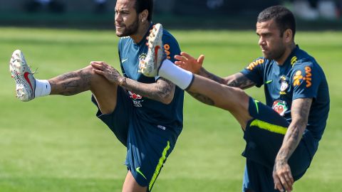 Neymar y Dani Alves entrenando con la selección brasileña.