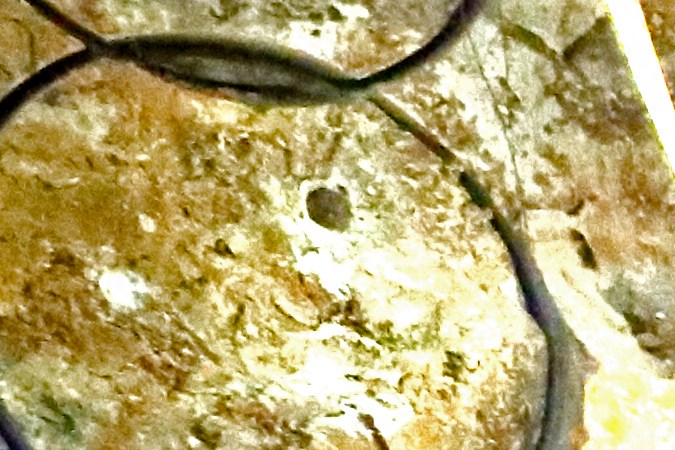 Una fotografía durante una visita guiada con el ejército israelí que muestra el interior de un túnel en el lado israelí de la frontera con el Líbano en el norte de Israel. (Foto de JACK GUEZ/AFP vía Getty Imágenes)