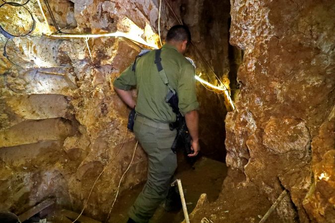 Una fotografía durante una visita guiada con el ejército israelí que muestra el interior de un túnel en el lado israelí de la frontera con el Líbano en el norte de Israel. (Foto de JACK GUEZ/AFP vía Getty Imágenes)