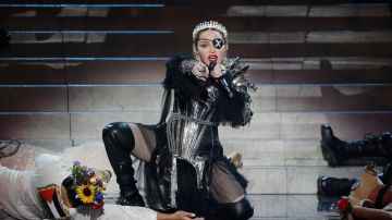 Madonna actuando en un show en vivo.