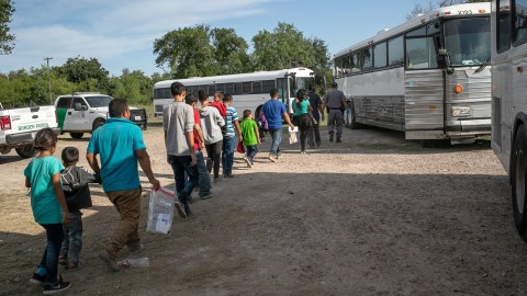 Miles de inmigrantes son enviados de Texas a Denver, Colorado.