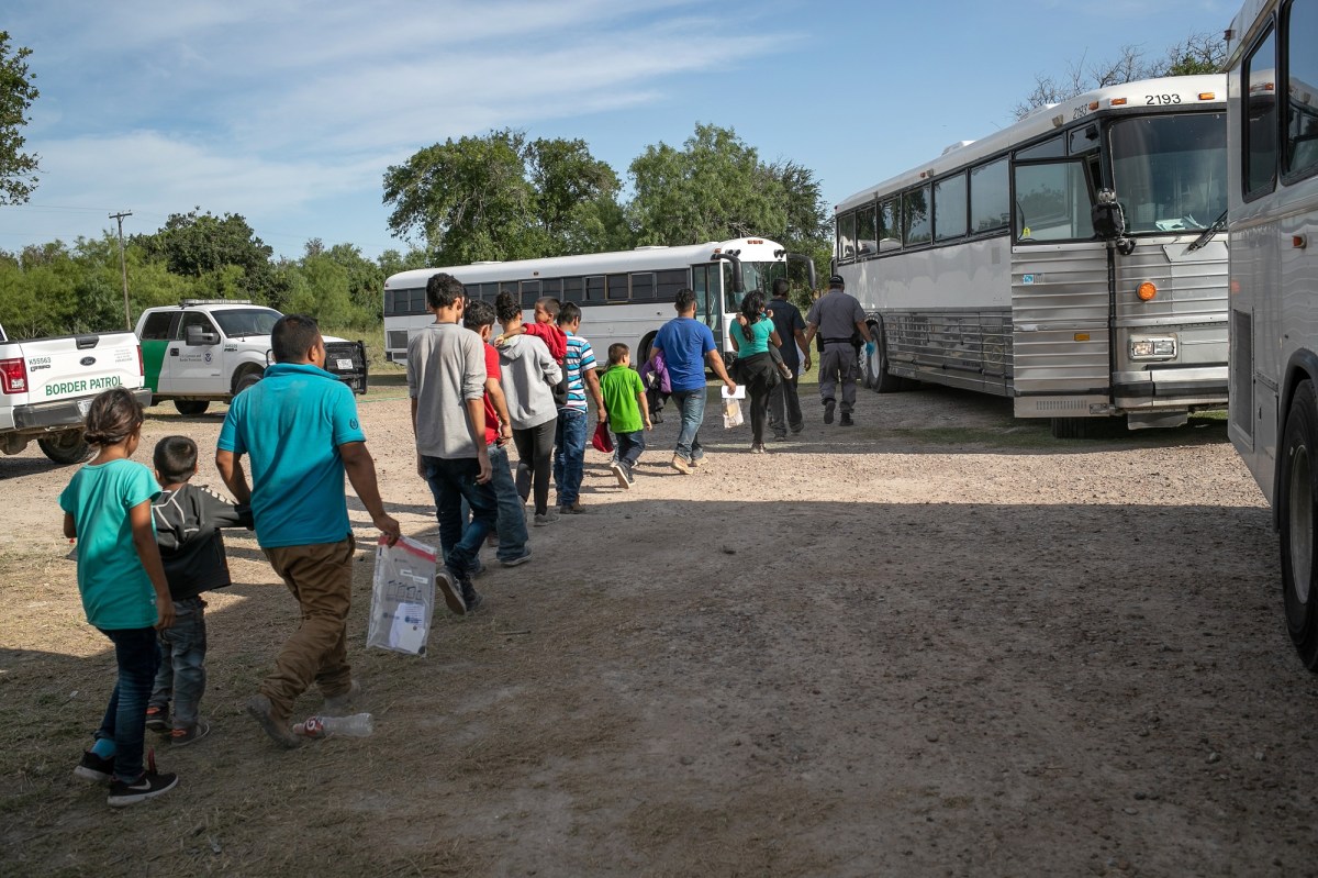 Colorado deja sin ayuda a cientos de migrantes recién llegados que solicitan asilo