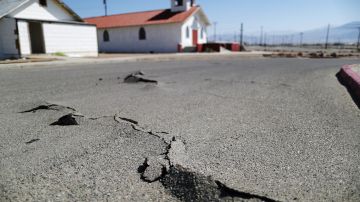 Grieta en el piso tras un sismo en California.