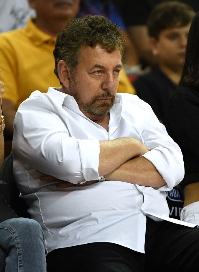 James Dolan viendo un partido de basquetbol.