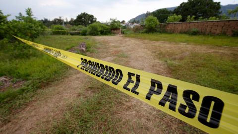 Vista de una zona acordonada donde se encontró una fosa común