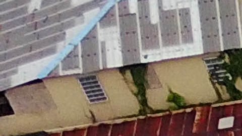 Casas en Puerto Rico con carpas azules como techo