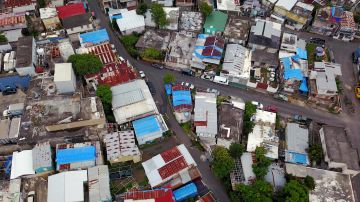 Casas en Puerto Rico con carpas azules como techo