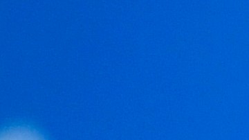 Hilary Duff posando en una alfombra roja.