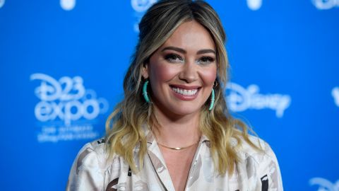 Hilary Duff posando en una alfombra roja.