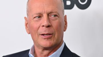 Bruce Willis posando en una alfombra roja.