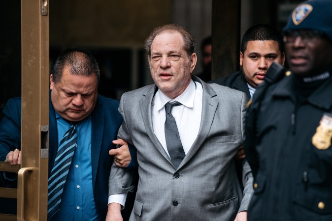Harvey Weinstein siendo escoltado en su juicio.