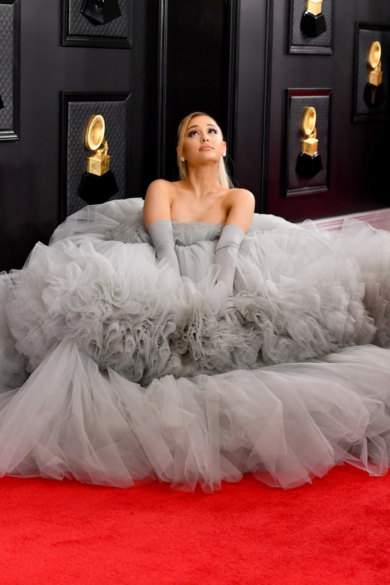 Ariana Grande posando en una alfombra roja.