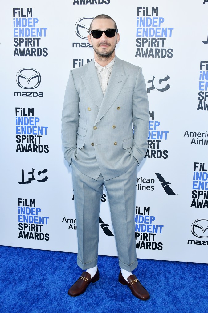 Shia LaBeouf posando en una alfombra roja.