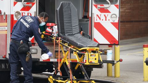 La orden se aplicaría a los bomberos, que son rescatistas certificados, paramédicos, técnicos de emergencias médicas, entre otros.