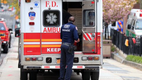 Los paramédicos trasladaron al peatón al Monte Sinaí Beth Israel en estado crítico.