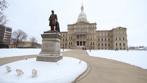 En Michigan la amenaza llegó alrededor de las 7:45 am, según informó la portavoz de la policía estatal, Lori Dougovito.