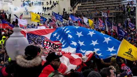 Los partidarios de Trump se enfrentan a la policía y las fuerzas de seguridad mientras la gente intenta asaltar el Capitolio.