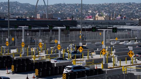 El cierre de cruces vehiculares en cuatro puntos en la frontera con México complicaron transacciones comerciales.