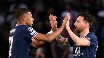 TOPSHOT - Paris Saint-Germain's French forward Kylian Kylian Mbappé y Lionel Messi mientras jugaban juntos en el PSG.