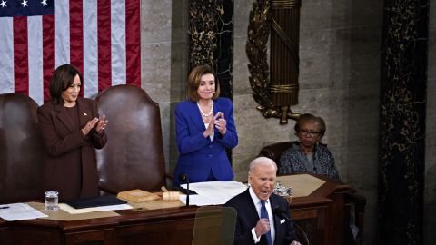 Biden se manifestó sobre la prohibición de aborto a Cox, definiéndola como "indignante".