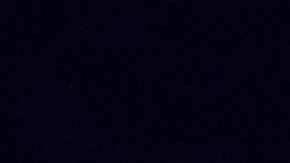 Bad Bunny actuando en un show.