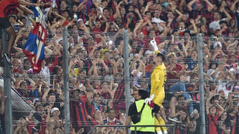 Presuntamente los hinchas de Cerro Porteño fueron los que comenzaron el encontronazo ante los de Olimpia.