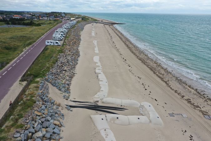 Toma aérea del rastro del cambio del nivel del mar en una playa de Francia. (Foto de DAMIEN MEYER/AFP via Getty Images)