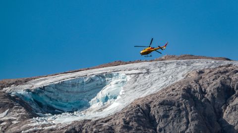 TOPSHOT-ITALY-ENVIRONMENT-MOUNTAINS-CLIMATE-AVALANCHE