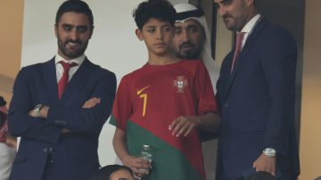 Cristiano Ronaldo Jr. ve un encuentro de Portugal durante el Mundial Qatar 2022.