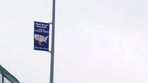 Migrantes son embarcados en un bus en Texas.