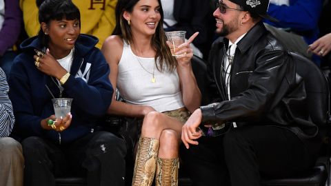 Bad Bunny y Kendal Jenner disfrutando de un evento.