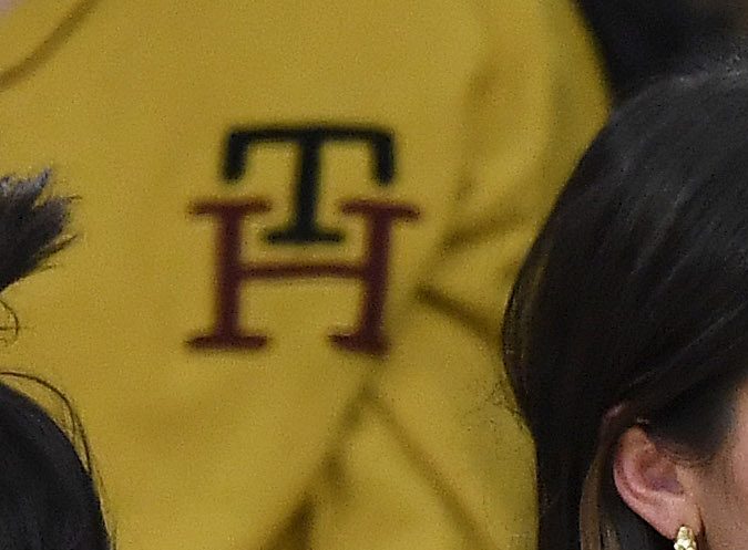 Bad Bunny y Kendall Jenner platicando en un juego de la NBA.