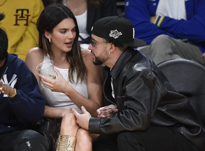 Bad Bunny y Kendall Jenner platicando en un juego de la NBA.