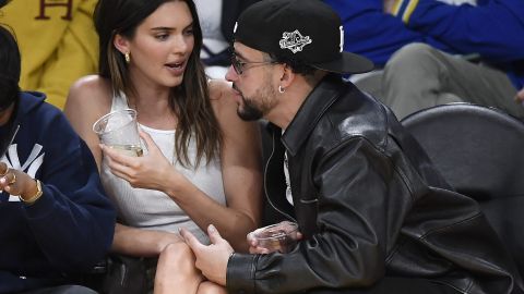 Bad Bunny y Kendall Jenner platicando en un juego de la NBA.