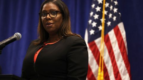 Letitia James, habla durante una conferencia de prensa en la que anuncia una demanda para disolver la NRA.