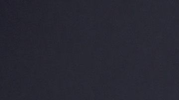 Omar Chaparro posando en una alfombra roja.