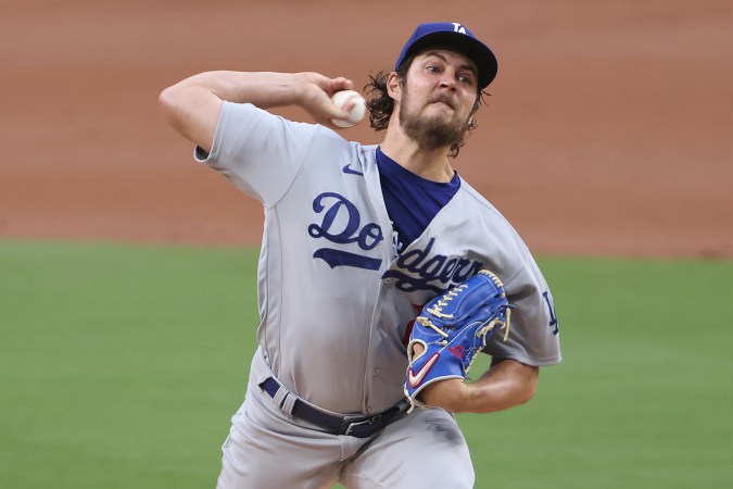 La gran actuación de Trevor Bauer en 2020 le valió el premio Cy Young al mejor pitchers de la Liga Nacional. FOTO: Sean M. Haffey/Getty Images.